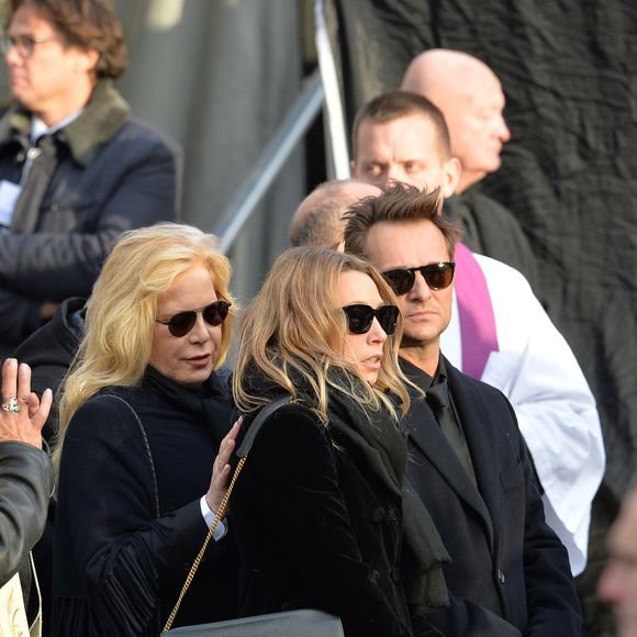 Sylvie Vartan, Laura Smet, David Hallyday - Sorties de l'église de la Madeleine après les obsèques de Johnny Hallyday à Paris le 9 décembre 2017. © Veeren / Bestimage