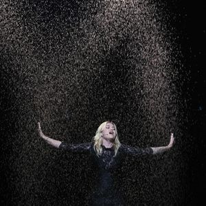 Grâce au magazine, on pouvait en effet découvrir la chambre de la chanteuse dotée d'un papier peint de couleur verte sur lequel ont été dessinés des cygnes. Une inspiration 

Louane à l'Eurovision en mai 2025 (Credit Image: © Baden Roth/ZUMA Press Wire)