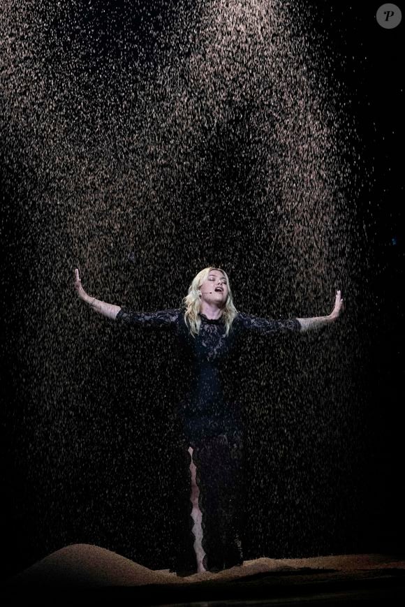 Grâce au magazine, on pouvait en effet découvrir la chambre de la chanteuse dotée d'un papier peint de couleur verte sur lequel ont été dessinés des cygnes. Une inspiration 

Louane à l'Eurovision en mai 2025 (Credit Image: © Baden Roth/ZUMA Press Wire)