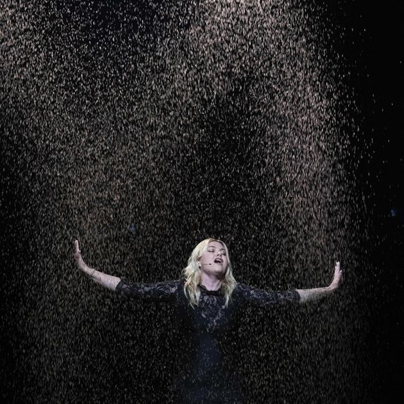 Grâce au magazine, on pouvait en effet découvrir la chambre de la chanteuse dotée d'un papier peint de couleur verte sur lequel ont été dessinés des cygnes. Une inspiration 

Louane à l'Eurovision en mai 2025 (Credit Image: © Baden Roth/ZUMA Press Wire)