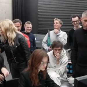 Louane Emera doit choisir le visuel officiel de l'Eurovision 2025, puisqu'elle y représentera la France, le samedi 17 mai 2025