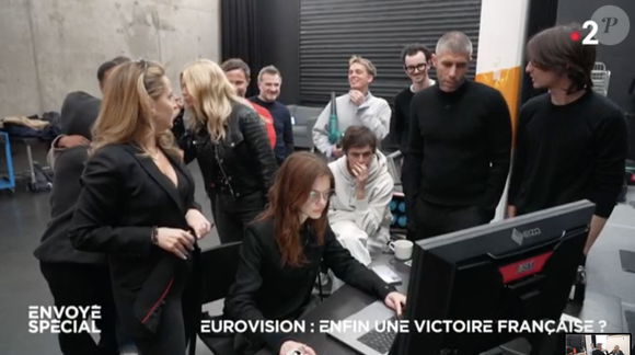 Louane Emera doit choisir le visuel officiel de l'Eurovision 2025, puisqu'elle y représentera la France, le samedi 17 mai 2025