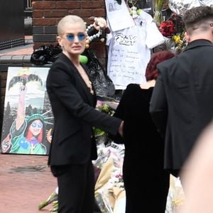 BGUK_3310373 - Birmingham, ROYAUME-UNI - Sharon Osbourne et le reste de la famille Osbourne se sont réunis à Birmingham pour rendre un dernier hommage à l'icône du rock Ozzy Osbourne. Lors de cette cérémonie émouvante, ses proches ont salué la mémoire du musicien légendaire. Backgrid UK/ Bestimage