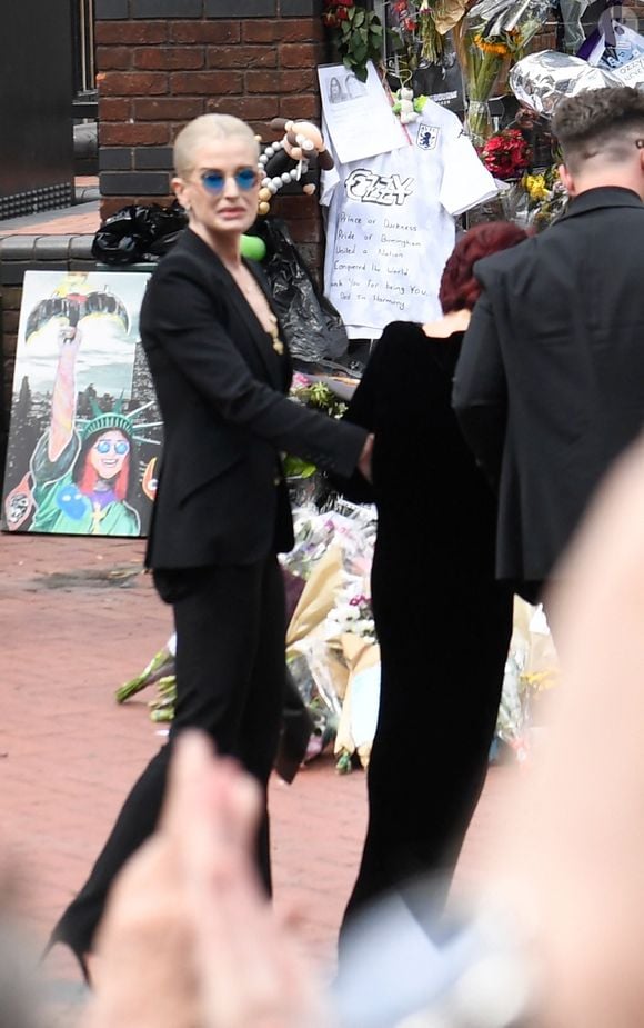 BGUK_3310373 - Birmingham, ROYAUME-UNI - Sharon Osbourne et le reste de la famille Osbourne se sont réunis à Birmingham pour rendre un dernier hommage à l'icône du rock Ozzy Osbourne. Lors de cette cérémonie émouvante, ses proches ont salué la mémoire du musicien légendaire. Backgrid UK/ Bestimage