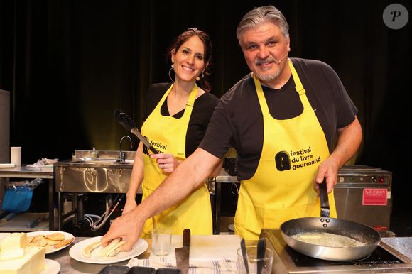 "Ce qui est bien dans la cuisine, c’est quand chacun a son plat. (…) On ne se marche pas dessus et c’est top", a confié David Douillet qui s'est occupé du plat principal : les des œufs et pommes de terre à la crème de sa grand-mère.

Vanessa et David Douillet au 20ème Festival du Livre gourmand au Théâtre de Périgueux, le 16 novembre 2025. © Jean-Marc Lhomer / Bestimage.