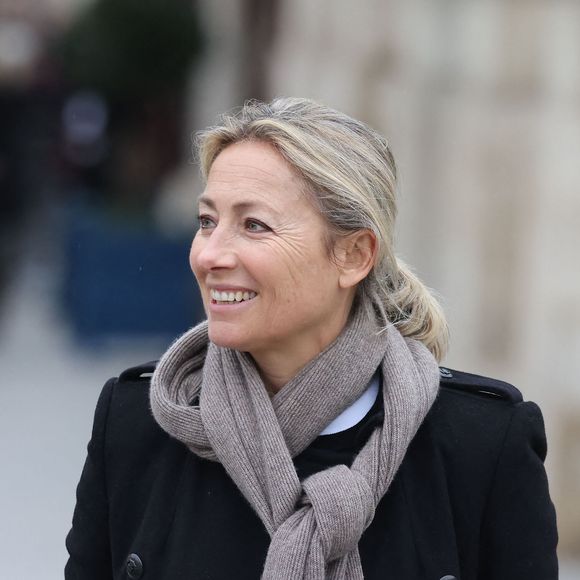 Là-bas, la journaliste est attendue pour un rendez-vous important qui lui tient à coeur.

Anne-Sophie Lapix - Hommage national à Robert Badinter devant le ministère de la Justice sur la place Vendôme à Paris le 14 février 2024. © Dominique Jacovides/Bestimage