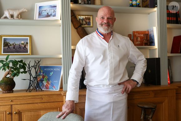 Exclusif - Le chef Philippe Etchebest dans les cuisines de son restaurant "Maison Nouvelle" à Bordeaux, le 11 avril 2025. ©Jean-Marc Lhomer/Bestimage.