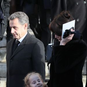 Nicolas Sarkozy, Carla Bruni-Sarkozy et leur fille Giulia Sarkozy aux obsèques de Andrée Sarkozy, le 18 décembre 2017.

Photo : Agence / Bestimage