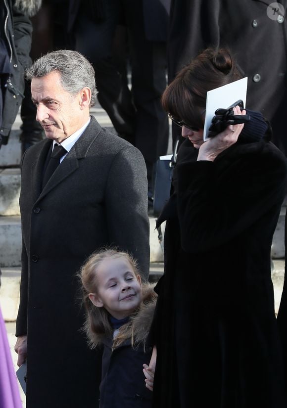 Nicolas Sarkozy, Carla Bruni-Sarkozy et leur fille Giulia Sarkozy aux obsèques de Andrée Sarkozy, le 18 décembre 2017.

Photo : Agence / Bestimage