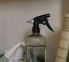 Le mélange d'eau, de vinaigre blanc et de liquide vaisselle permet d'éliminer taches et odeurs.