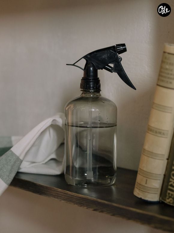 Le mélange d'eau, de vinaigre blanc et de liquide vaisselle permet d'éliminer taches et odeurs.