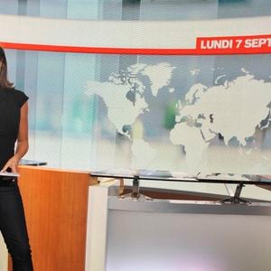 En 2009, elle fait sensation en s'affichant en simple jean à l'antenne et en présentant les informations en restant debout.

La journaliste Claire Barsacq de M6 présente le journal télévisé du soir, à Neuilly sur Seine, France, le 7 septembre 2009. Photo par Christophe Guibbaud/Abaca
