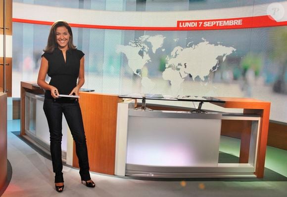 En 2009, elle fait sensation en s'affichant en simple jean à l'antenne et en présentant les informations en restant debout.

La journaliste Claire Barsacq de M6 présente le journal télévisé du soir, à Neuilly sur Seine, France, le 7 septembre 2009. Photo par Christophe Guibbaud/Abaca