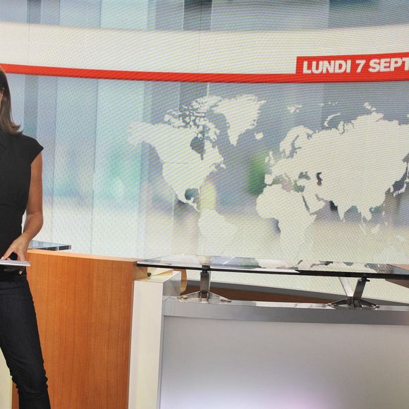 En 2009, elle fait sensation en s'affichant en simple jean à l'antenne et en présentant les informations en restant debout.

La journaliste Claire Barsacq de M6 présente le journal télévisé du soir, à Neuilly sur Seine, France, le 7 septembre 2009. Photo par Christophe Guibbaud/Abaca