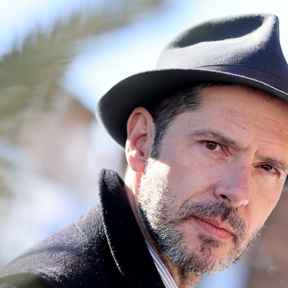 Melvil Poupaud au photocall du film "Les Règles de l'Art" lors de la 28ème édition du Festival international du film de comédie de l'Alpe d'Huez, le 16 janvier 2025.
© Dominique Jacovides/Bestimage