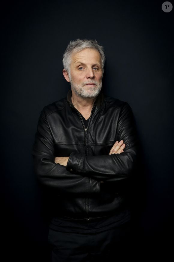 Il s'agit d'une demeure qui lui offre un panorama "splendide" comme le soulignent nos confrères de "Nice Matin" qui ont rencontré Stéphane Guillon.

Exclusif -  Stéphane Guillon pose lors de sa venue dans le « 15h-16h » présenté par CS. Cohen et diffusé en direct sur Radio J, à Paris, France, le 27 janvier 2025. © Jack Tribeca / Bestimage