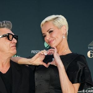 Leur présence a été immortalisée par l'organisateur Jérémy Urbain, qui les a qualifié de "couple merveilleux".

Marc Lavoine et sa compagne Adriana Karembeu - Personnalités à la "Roaring Party" , soirée du 65ème anniversaire du festival TV de Monte-Carlo au Monte-Carlo Bay le 15 juin 2026.

© Claudia Albuquerque / Bestimage
