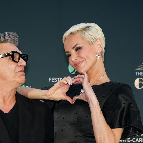 Leur présence a été immortalisée par l'organisateur Jérémy Urbain, qui les a qualifié de "couple merveilleux".

Marc Lavoine et sa compagne Adriana Karembeu - Personnalités à la "Roaring Party" , soirée du 65ème anniversaire du festival TV de Monte-Carlo au Monte-Carlo Bay le 15 juin 2026.

© Claudia Albuquerque / Bestimage