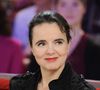 En parallèle de l’écriture, elle consacre plusieurs heures quotidiennes à répondre à son courrier, une autre facette de sa rigueur. 

Exclusif - Amélie Nothomb - Enregistrement de l'émission "Vivement Dimanche" à Paris le 27 aout 2018 et qui sera diffusée le 9 septembre 2018. © Guillaume Gaffiot/Bestimage