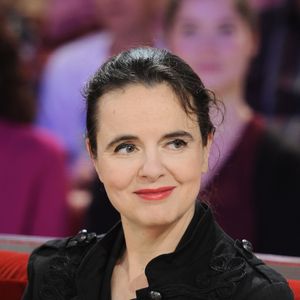 En parallèle de l’écriture, elle consacre plusieurs heures quotidiennes à répondre à son courrier, une autre facette de sa rigueur. 

Exclusif - Amélie Nothomb - Enregistrement de l'émission "Vivement Dimanche" à Paris le 27 aout 2018 et qui sera diffusée le 9 septembre 2018. © Guillaume Gaffiot/Bestimage