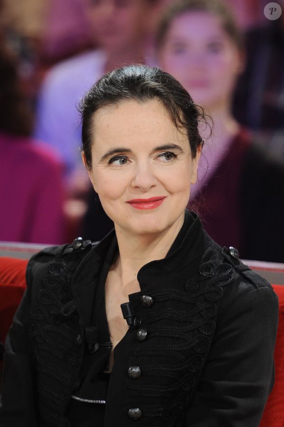 En parallèle de l’écriture, elle consacre plusieurs heures quotidiennes à répondre à son courrier, une autre facette de sa rigueur. 

Exclusif - Amélie Nothomb - Enregistrement de l'émission "Vivement Dimanche" à Paris le 27 aout 2018 et qui sera diffusée le 9 septembre 2018. © Guillaume Gaffiot/Bestimage