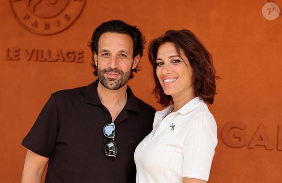 Harry Roselmack, Arnaud Ducret, Laurie Cholewa ou encore Daniel Riolo étaient présents en couple.

Greg Levy et Laurie Cholewa au photocall du village lors des Internationaux de France de Tennis de Roland Garros 2026, à Paris, France, le 30 mai 2026. © Dominique Jacovides/Bestimage



Photocall au village lors des Internationaux de France de Tennis de Roland Garros 2026, à Paris, France, le 30 mai 2026.