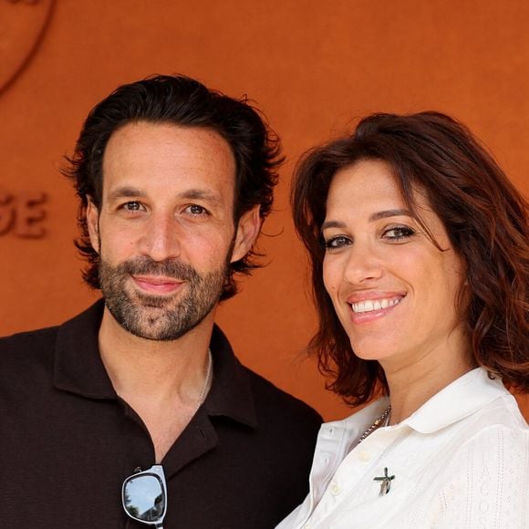 Harry Roselmack, Arnaud Ducret, Laurie Cholewa ou encore Daniel Riolo étaient présents en couple.

Greg Levy et Laurie Cholewa au photocall du village lors des Internationaux de France de Tennis de Roland Garros 2026, à Paris, France, le 30 mai 2026. © Dominique Jacovides/Bestimage



Photocall au village lors des Internationaux de France de Tennis de Roland Garros 2026, à Paris, France, le 30 mai 2026.