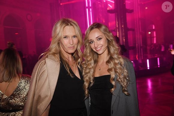 Estelle Lefébure et sa fille Emma Smet - People à la soirée Calzedonia "Calzedomania" au Palais Brongniart à Paris pendant la fashion week femme printemps/été 2023 le 26 septembre 2022. © Rachid Bellak / Bestimage