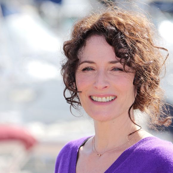 "Ce n’est pas un personnage facile. Pour une entrée en matière, c’est un rôle très intéressant à jouer. Il a terminé de tourner son arche et il est plutôt content", a-t-elle

Elsa Lunghini - Photocall de la série "Ici tout commence" lors de la 26ème Edition du Festival de la Fiction de La Rochelle. Le 14 septembre 2024
© Patrick Bernard / Bestimage