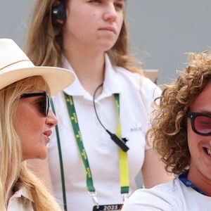 Isabelle Camus et son fils Joalukas Noah dans les tribunes lors des Internationaux de France de Tennis de Roland Garros 2025, à Paris, France, le 3 juin 2025. © Jacovides-Moreau/Bestimage