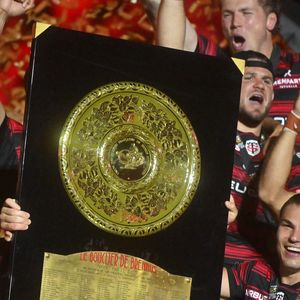 Jack Willis et Antoine Dupont soulèvent le trophée et leurs coéquipiers laissent exploser leur joie - Les Toulousains soulèvent leur quatrième Bouclier de Brennus d'affilée, après leur victoire face à Montpellier (28 - 20) en finale du Top 14 au stade de France, le 27 juin 2026. 
© Christian Liewig / Bestimage