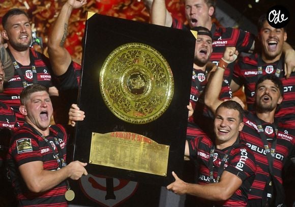 Jack Willis et Antoine Dupont soulèvent le trophée et leurs coéquipiers laissent exploser leur joie - Les Toulousains soulèvent leur quatrième Bouclier de Brennus d'affilée, après leur victoire face à Montpellier (28 - 20) en finale du Top 14 au stade de France, le 27 juin 2026. 
© Christian Liewig / Bestimage