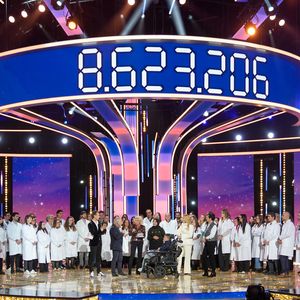 Santa (marraine 2025), Cyril Féraud, Sophie Davant, Laurence Tiennot-Herment, Serge Braun et les équipes du Généthon lors de la soirée de lancement de la 39ème édition du Téléthon sur France 3 aux Studios du Lendit à Saint-Denis, France, le 5 décembre 2025. © Anne-Sophie Guebey/Bestimage