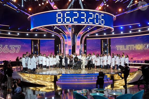 Santa (marraine 2025), Cyril Féraud, Sophie Davant, Laurence Tiennot-Herment, Serge Braun et les équipes du Généthon lors de la soirée de lancement de la 39ème édition du Téléthon sur France 3 aux Studios du Lendit à Saint-Denis, France, le 5 décembre 2025. © Anne-Sophie Guebey/Bestimage