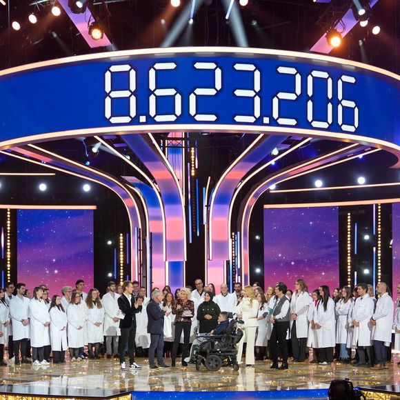 Santa (marraine 2025), Cyril Féraud, Sophie Davant, Laurence Tiennot-Herment, Serge Braun et les équipes du Généthon lors de la soirée de lancement de la 39ème édition du Téléthon sur France 3 aux Studios du Lendit à Saint-Denis, France, le 5 décembre 2025. © Anne-Sophie Guebey/Bestimage
