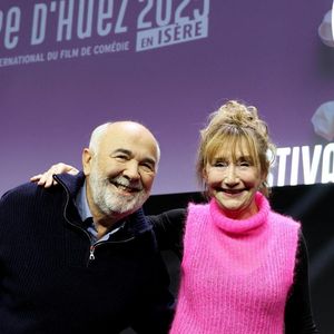 Gérard Jugnot, Marie-Anne Chazel durant l'hommage à Michel Blanc lors de la cérémonie d'ouverture de la 28ème édition du festival International du Film de Comédie à l'Alpe d'Huez le 13 janvier 2025. © Dominique Jacovides / Bestimage