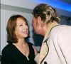 Un clin d'œil silencieux et affectueux, simplement accompagné de deux emojis en forme de cœurs rouges.

Archives : Johnny Hallyday et Nathalie Baye
Bestimage