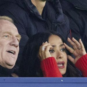 François-Henri Pinault et Salma Hayek assistent au match de Ligue 1 McDonald's opposant le Paris Sant Germain (PSG) contre Rennes (3-1) au Parc des Princes à Paris le 27 septembre 2024. © Cyril Moreau/Bestimage