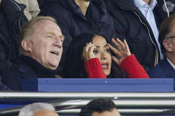 François-Henri Pinault et Salma Hayek assistent au match de Ligue 1 McDonald's opposant le Paris Sant Germain (PSG) contre Rennes (3-1) au Parc des Princes à Paris le 27 septembre 2024. © Cyril Moreau/Bestimage
