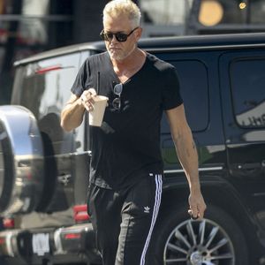 Los Angeles, CA - Eric Dane avait l'air décontracté et insouciant lorsqu'il a été aperçu en train de siroter un smoothie à Los Angeles, quelques jours seulement après que son ex-femme Rebecca Gayheart ait été photographiée en train de tenir la main d'un nouvel homme. L'acteur semblait être dans son propre monde, concentré sur la dégustation de sa boisson et passant du temps seul. 
©Backgrid USA / Bestimage