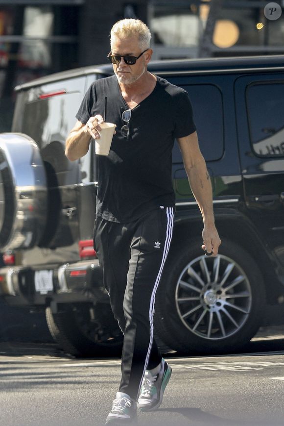 Los Angeles, CA - Eric Dane avait l'air décontracté et insouciant lorsqu'il a été aperçu en train de siroter un smoothie à Los Angeles, quelques jours seulement après que son ex-femme Rebecca Gayheart ait été photographiée en train de tenir la main d'un nouvel homme. L'acteur semblait être dans son propre monde, concentré sur la dégustation de sa boisson et passant du temps seul. 
©Backgrid USA / Bestimage