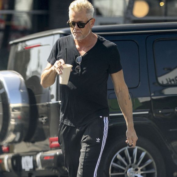 Los Angeles, CA - Eric Dane avait l'air décontracté et insouciant lorsqu'il a été aperçu en train de siroter un smoothie à Los Angeles, quelques jours seulement après que son ex-femme Rebecca Gayheart ait été photographiée en train de tenir la main d'un nouvel homme. L'acteur semblait être dans son propre monde, concentré sur la dégustation de sa boisson et passant du temps seul. 
©Backgrid USA / Bestimage
