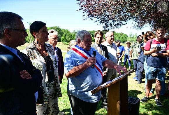 Une cérémonie en hommage à Alain Delon a été organisée un an jour pour jour après la mort de l'acteur, à Douchy-Montcorbon (Loiret), France, le 18 août 2025, commune où la star a vécu durant plusieurs décennies, une plaque a été dévoilée à l'intérieur du stade en honneur de l'acteur, qui avait équipé en 1983 les équipes de football de jeunes de Douchy de maillots à son nom et une projection d'un film documentaire de 45 mn "Delon-Douchy", écrit autour de la relation entre l'acteur et la commune, est aussi programmée en début de soirée dans la salle des fêtes communale. © Christian Liewig/Bestimage