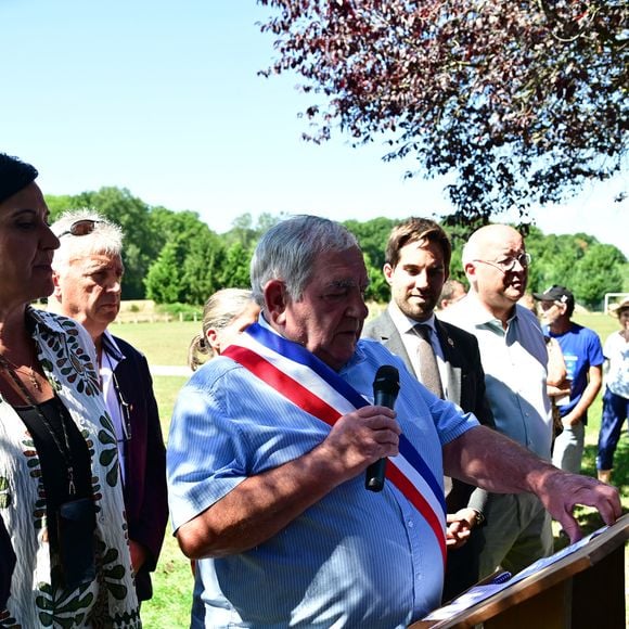 Une cérémonie en hommage à Alain Delon a été organisée un an jour pour jour après la mort de l'acteur, à Douchy-Montcorbon (Loiret), France, le 18 août 2025, commune où la star a vécu durant plusieurs décennies, une plaque a été dévoilée à l'intérieur du stade en honneur de l'acteur, qui avait équipé en 1983 les équipes de football de jeunes de Douchy de maillots à son nom et une projection d'un film documentaire de 45 mn "Delon-Douchy", écrit autour de la relation entre l'acteur et la commune, est aussi programmée en début de soirée dans la salle des fêtes communale. © Christian Liewig/Bestimage