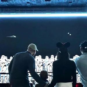 Le prince Harry révèle que Space Mountain est son attraction préférée dans les parcs d'attractions – grâce à la princesse Diana –, lors de son apparition avec son épouse Meghan Markle dans l'émission spéciale d'ABC célébrant le 70e anniversaire de Disneyland. Photo par Backgrid UK/ Bestimage