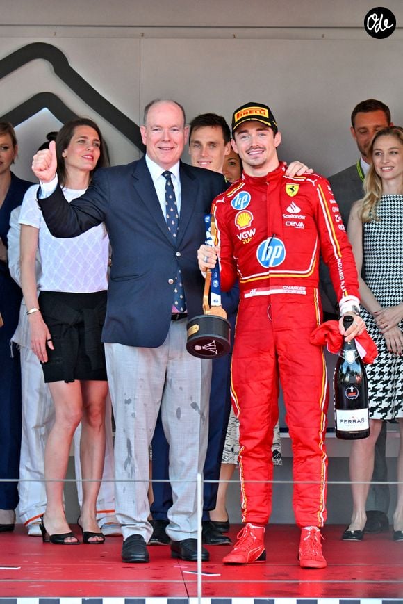Charles Leclerc, le prince Albert II de Monaco, Charlotte Casiraghi - Le prince Albert II de Monaco et la princesse Charlène de Monaco ne cachent pas leurs joies et leurs émotions en remettant à Charles Leclerc le trophée du  vainqueur du Grand Prix de Formule 1 (F1) de Monaco. Monaco, le 26 mai 2024.
© Bruno Bebert/Bestimage