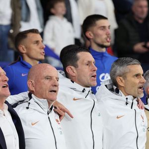 Didier Deschamps (Sélectionneur France) et Guy STEPHAN (Entraîneur adjoint France) - Les Bleus ont remporté leur dernier match de préparation contre l'Irlande du Nord (3-1) à Lille, grâce à un triplé de M. Olise le 8 juin 2026. © Laurent Sanson/PsnewZ/Bestimage