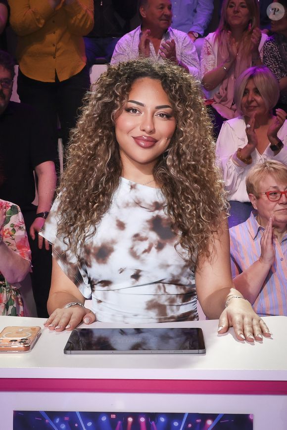 Exclusif - Nawarra, lors de l'enregistrement de l'émission "On Connait La Chanson Années 90", présentée par L.Boccolini et diffusée le 19 mai 2026 sur W9, à Paris, France, le 8 avril 2026. © Jack Tribeca/Bestimage