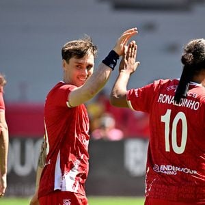 Louis Ducruet (président des Barbagiuans) et Ronaldinho lors du match de football caritatif au stade Louis II de Monaco opposant les Barbagiuans aux pilotes de l'équipe Nazionale Piloti dans le cadre de la "Racing Stars Football Cup" le 3 juin 2026.
Depuis 35 ans, des pilotes automobiles participent chaque année à un match de football caritatif organisé à Monaco. Ce " match des pilotes " a accueilli tous les plus grands de la Formule 1, y compris Michael Schumacher. En 2025, une nouvelle mouture a vu le jour, la Racing Stars Football Cup, sous la houlette de Louis Ducruet, le fils de la princesse Stéphanie. Ce 3 juin 2026, avait lieu la deuxième édition de l'événement caritatif, organisé au profit de deux associations.
Les fonds récoltés lors de l'événement seront reversés à deux associations. La première est " Mercy Ships ", qui déploie des navires-hôpitaux afin d'offrir des soins chirurgicaux gratuits en Afrique. La seconde association est " Les Soins de l'espoir ", qui est engagée auprès d'enfants et d'adultes défavorisés en Asie du Sud-Est, notamment au Vietnam.
Les Barbagiuans ont remporté le match 6 - 2

© Bruno Bebert / Bestimage