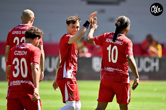 Louis Ducruet (président des Barbagiuans) et Ronaldinho lors du match de football caritatif au stade Louis II de Monaco opposant les Barbagiuans aux pilotes de l'équipe Nazionale Piloti dans le cadre de la "Racing Stars Football Cup" le 3 juin 2026.
Depuis 35 ans, des pilotes automobiles participent chaque année à un match de football caritatif organisé à Monaco. Ce " match des pilotes " a accueilli tous les plus grands de la Formule 1, y compris Michael Schumacher. En 2025, une nouvelle mouture a vu le jour, la Racing Stars Football Cup, sous la houlette de Louis Ducruet, le fils de la princesse Stéphanie. Ce 3 juin 2026, avait lieu la deuxième édition de l'événement caritatif, organisé au profit de deux associations.
Les fonds récoltés lors de l'événement seront reversés à deux associations. La première est " Mercy Ships ", qui déploie des navires-hôpitaux afin d'offrir des soins chirurgicaux gratuits en Afrique. La seconde association est " Les Soins de l'espoir ", qui est engagée auprès d'enfants et d'adultes défavorisés en Asie du Sud-Est, notamment au Vietnam.
Les Barbagiuans ont remporté le match 6 - 2

© Bruno Bebert / Bestimage